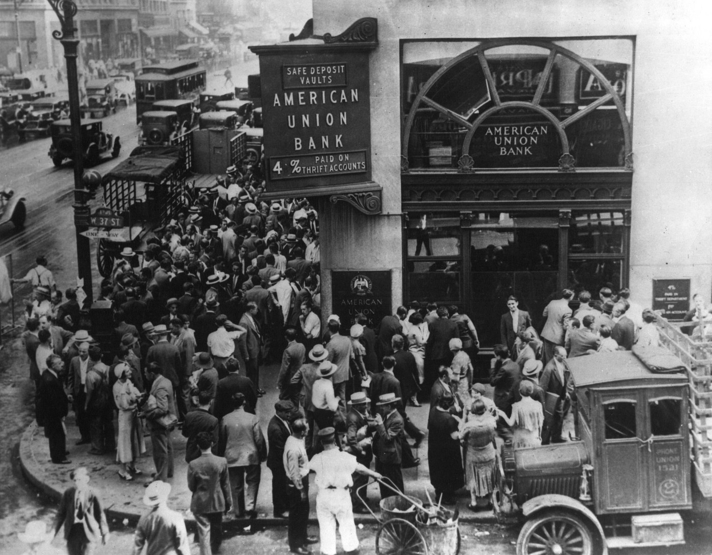 Folkmassa i bankrusning utanför American Union Bank i New York under depressionen, ca 1931