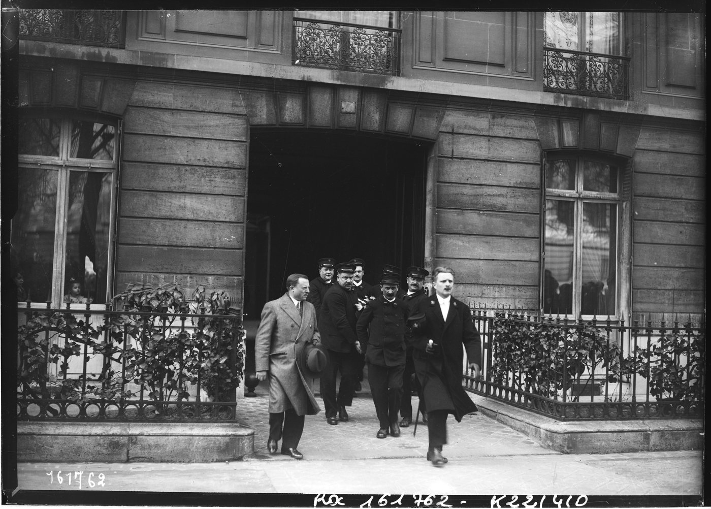 Pressfoto: Ivar Kreugers kropp bärs ut i Paris den 17 mars 1932